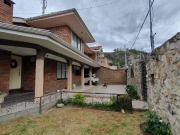 casa en venta con amplia área verde sector Ucubamba...