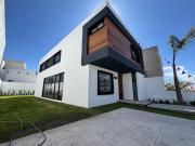 CASA EN VENTA CON AMPLIO JARDÍN EL REFUGIO RESIDENCIAL