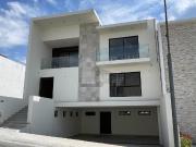 Casa en venta con amplio sótano y 4 recámaras en Lomas...
