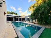 casa en venta con amplios espacios en privada la...