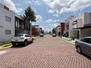 Casa en venta, con amplios espacios y excelente...