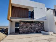 CASA EN VENTA CON AMPLIOS ESPACIOS Y HERMOSOS ACABADOS,...