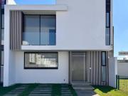 CASA EN VENTA CON AMPLIOS ESPACIOS Y ROOF GARDEN EN...