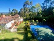 Casa en venta con amplios jardines junto al club de golf...
