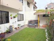 Casa en venta, con área verde, sector Universidad...