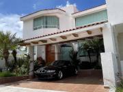 Casa en venta con bóveda catalana, cochera techada,...
