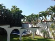 Casa en venta con bungalow, jardin y alberca en privada...