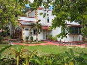 Casa en Venta con Casa Principal, Casa de Visitas y...