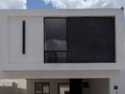 Casa en venta con cochera para tres autos con amplios...