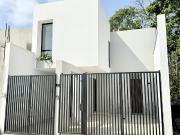 Casa en venta con diseño minimalista y puntuales...