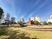 Casa en venta con doble filtro de seguridad junto a parque