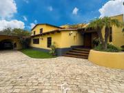 Casa en venta con doble frente, jardín y piscina en La...