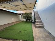 Casa en venta con doble terreno, distribuida en un nivel...