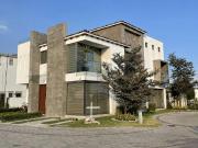 Casa en venta con escalinata expuesta en Condado del...