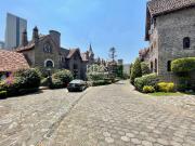 Casa en Venta con Estilo Medieval y Terraza Privada