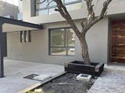 Casa en venta con estudio en planta baja en Altozano...