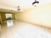 Casa en venta con excedente de jardín con salida Rápida...