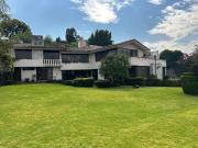 Casa en venta con excelente terreno y jardín en bosques...