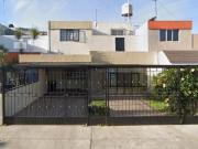 CASA EN VENTA CON EXCELENTE UBICACION A TAN SOLO 5 MIN...
