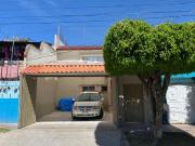 CASA EN VENTA, CON EXCELENTE UBICACIÓN EN LOMAS DEL COUNTRY