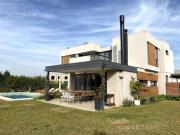 Casa en venta con exclusivo diseño! 7 ambientes...