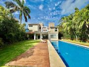 Casa en Venta con Frente a Laguna en Isla Dorada Cancún