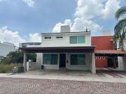 CASA EN VENTA CON GRAN JARDIN CUMBRES DEL LAGO...