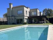 RESERVADA. Casa en venta con gran jardín, piscina y...