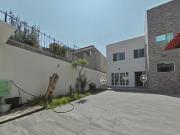 Casa en venta con gran patio en Olivar Sta. María...