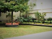 Casa en venta con grandes espacios para actualizar