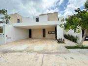 Casa en Venta con Habitación en Planta Baja en Privada...