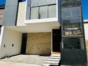 Casa en venta con habitación en planta baja Fracc....