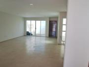 CASA EN VENTA CON HABITACIÓN EN PLANTA BAJA, UBICADA EN...