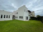 CASA EN VENTA CON JACUZZI EN ÁREA SOCIAL, EN CUMBRES DEL...