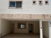 Casa en venta con jardín, 3 recámaras, tina de...