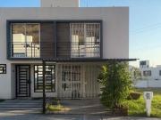 CASA EN VENTA CON JARDIN ALDEA IV