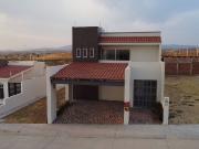 Casa en VENTA con jardín en fraccionamiento residencial