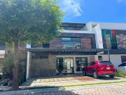 Casa en venta con jardín, Family Room y Roof Garden