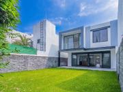 Casa en venta con jardín propio y vigilancia 24/7