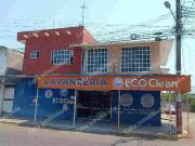 CASA EN VENTA CON LOCAL COMERCIAL EN ESQUINA, A 5...