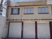 Casa en venta con local comercial para inversión en...