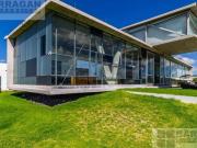 Casa en venta con original diseño con vista a campo de...
