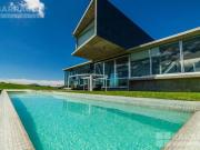 Casa en venta con original diseño con vista a campo de...