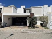 CASA EN VENTA CON PANELES SOLARES EN PRIVADA CLOVERLEAF,...