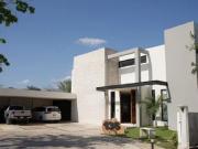CASA EN VENTA CON PANELES SOLARES EN PRIVADA KINISH, CHOLUL