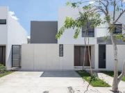 CASA EN VENTA CON PANELES SOLARES MACORA 86, CHOLUL, PRIVADA