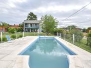 CASA EN VENTA CON PARQUE Y PILETA, BARRIO EL RODEO