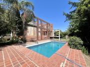 Casa en venta con pileta en Funes