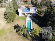 Casa en Venta con pileta, parrilla y cochera en Campos...