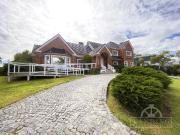 Casa en venta con pileta techada en Club de Campo Hacoaj